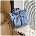 Minimalistische nebelblaue Nylon-Tragetasche mit Doppel-Fronttaschen und Riemen - Blau