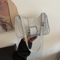 Bolso de hombro con estampado de mármol blanco con gran hebilla plateada y correa ajustable - Plateado