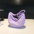 Elegante borsa a mezzaluna viola in tessuto a bolle testurizzato con tracolla larga - Viola