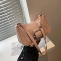 Bolso de hombro rosa claro en PU texturizado con una gran hebilla metálica plateada de moda - Rosa