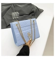 Hellblaue gesteppte Umhängetasche mit goldener Kette und FASHION-Logo-Anhänger im Detail - Blau