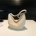 Borsa tote beige minimalista con texture a bolle 3D e ampia tracolla regolabile - Cachi