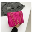 Schultertasche in Hot Pink mit V-Steppung, goldener Kette und geprägtem FASHION-Logo - Fuchsia