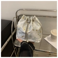 Bolso tipo cubo de estilo chino con bordado de mariposa y cordón de perlas en blanco - Mariposa