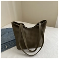 Detalle de bolso tote tejido verde oliva que muestra la textura de rejilla y las correas finas - Verde