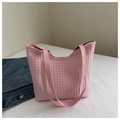 Detalle del bolso tote rosa tejido con textura fina y correa de hombro delgada - Rosa
