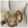 Detailansicht beige Stroh-Schultertasche mit braunem Lederriemen und Metallkette - Khaki