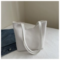 Detalle de textura trenzada blanca en bolso tote de cuero con correas finas - Blanco