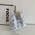 Sac à épaule texturé blanc avec motif papillon bleu et chaîne dorée élégante - Bleu