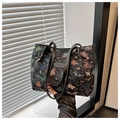 Dettaglio ravvicinato della borsa tote jacquard con farfalle e manici in ecopelle nera - Nero