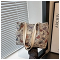 Dettaglio della borsa tote jacquard con ricamo a farfalla e manici in finta pelle beige - Bianco