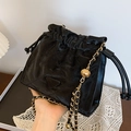 Gesteppte schwarze Kordelzug-Beuteltasche mit Goldkette und Metallic-Finish - Schwarz