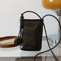 Mini borsa a tracolla in pelle nera lucida con nodi decorativi e finitura raffinata - Nero
