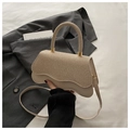 Beige Umhängetasche in kleiner Quadratform mit Webdeckel und elegantem Wellenrand - Khaki