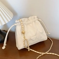 Weiße gesteppte Tunnelzug-Beuteltasche mit goldener Kette und verstellbarem Metallball - Weiß