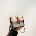 Bolso bandolera de paja tejida con adornos de cuero de colores y hebilla de metal dorado - Rojo