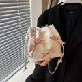 Bolso saco blanco con lazos de cuero rosa y correa de cadena plateada - Blanco