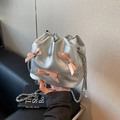 Bolso tipo cubo plateado con lazos rosas y cadena de metal sostenido con estilo - Plateado