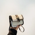 Bolso bandolera tejido en beige y cuadros café con elegante cierre de metal dorado - Gris