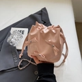Bolso cubo rosa con lazos decorativos y correa de cadena llevado en la mano - Rosa