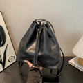 Mochila tipo cubo negra minimalista con costuras geométricas y cordones en cuero sintético - Negro
