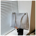 Bolso tote azul claro minimalista con textura arrugada y logo FASHION frontal - Plateado