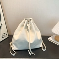 Bolso saco de cuero blanco con diseño de rejilla acolchada y cierre de cordón - Blanco