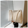 Bolso tote grande minimalista blanco roto con letras fashion en relieve y ojales de metal - Blanco Roto