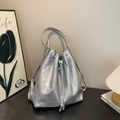 Bolso saco plateado metalizado con patchwork geométrico y cierre de cordón ajustable - Plateado