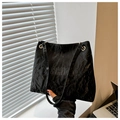 Bolso tote negro de gran capacidad con textura plisada y letras fashion en relieve - Negro