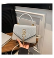Sac bandoulière gris argenté avec strass et logo SS doré dans un décor moderne chic - Argenté