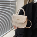Borsa a sella retrò bianco crema con patta motivo marmo ed eleganti dettagli dorati - Bianco Sporco