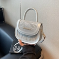 Mini borsa a sella argento con texture metallica stropicciata e dettagli dorati - Argento