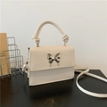 Minimalistische weiße Leder-Handtasche mit silberner Schmetterlings-Metallschnalle - Weiß