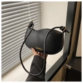 Detalle del bolso media luna negro con correa anudada y detalles de anillos de metal dorado - Negro