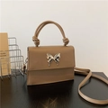 Minimalistische khakifarbene Tasche mit silberner Schmetterlingsschnalle und Knotengriff - Khaki
