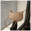 Detalle del bolso beige con borde ondulado único y diseño de correa con nudos - Caqui