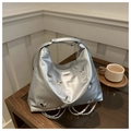Bolso hobo plateado metalizado con detalles de mariposas 3D y cadena decorativa - Plateado