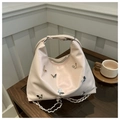 Bolso hobo beige de cuero sintético con dijes de mariposas plateadas y cadena - Rosa
