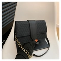 Borsa a tracolla nera con patta e rilievo a triangolo con catena dorata decorativa - Nero