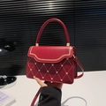 Borsa a mano rosso scuro ricamata con cuori, motivo trapuntato e bordi a onde - Rosso