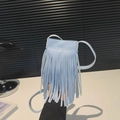 Petit sac à bandoulière bleu clair avec longues franges et texture cuir grainé - Bleu