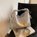 Borsa tote in tela azzurro polvere con ricamo Hai giallo e fiocco decorativo laterale - Grigio