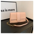 Borsa a tracolla rosa minimalista con trama geometrica e catena in metallo dorato - Rosa