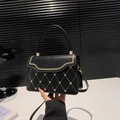 Borsa a tracolla in pelle opaca nera con ricamo a cuore dorato e manico rotondo - Nero