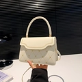 Borsa quadrata trapuntata bianco crema con borchie a cuore d'oro e manico - Bianco