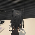 Petit sac bandoulière noir avec longues franges et cuir à texture grainée litchi - Noir