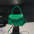 Borsa a mano verde acceso in pelle PU trapuntata con cuori dorati e patta a onda - Verde