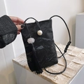Bolso bandolera vintage negro en tela plisada con cierre de perla y borlas alargadas - Negro