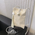 Bolso bandolera blanco crema con hebilla de perla, borla de flecos y textura plisada - Blanco